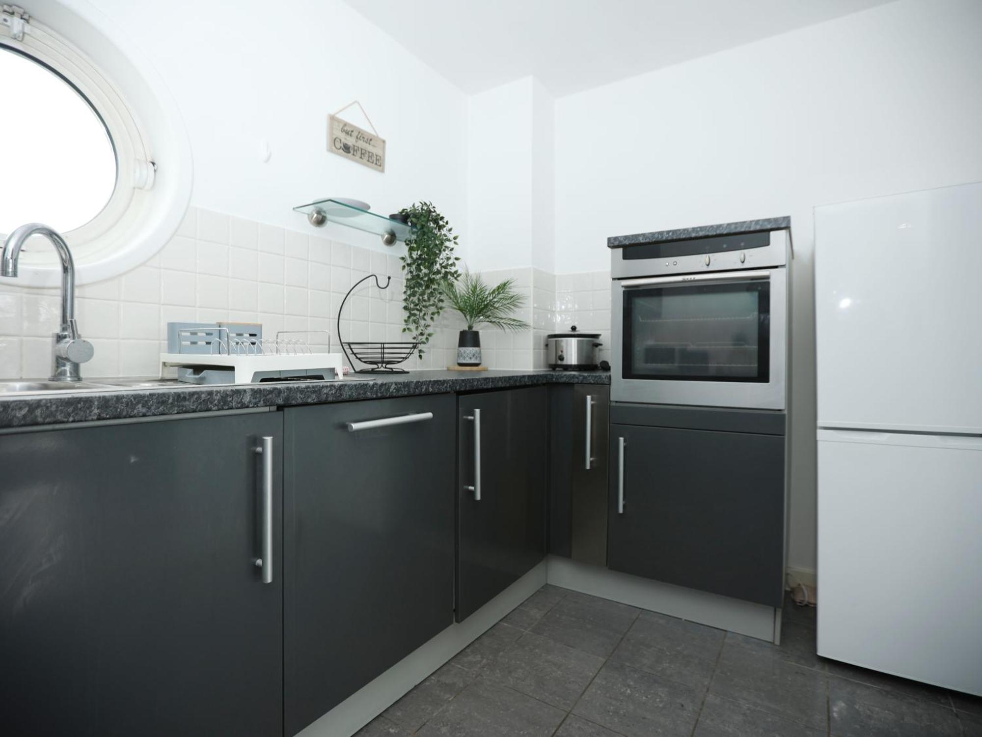 Appartement Catrine, Fantastic Location, Great For Contractors & Workers, Free Private Parking à Cardiff Extérieur photo